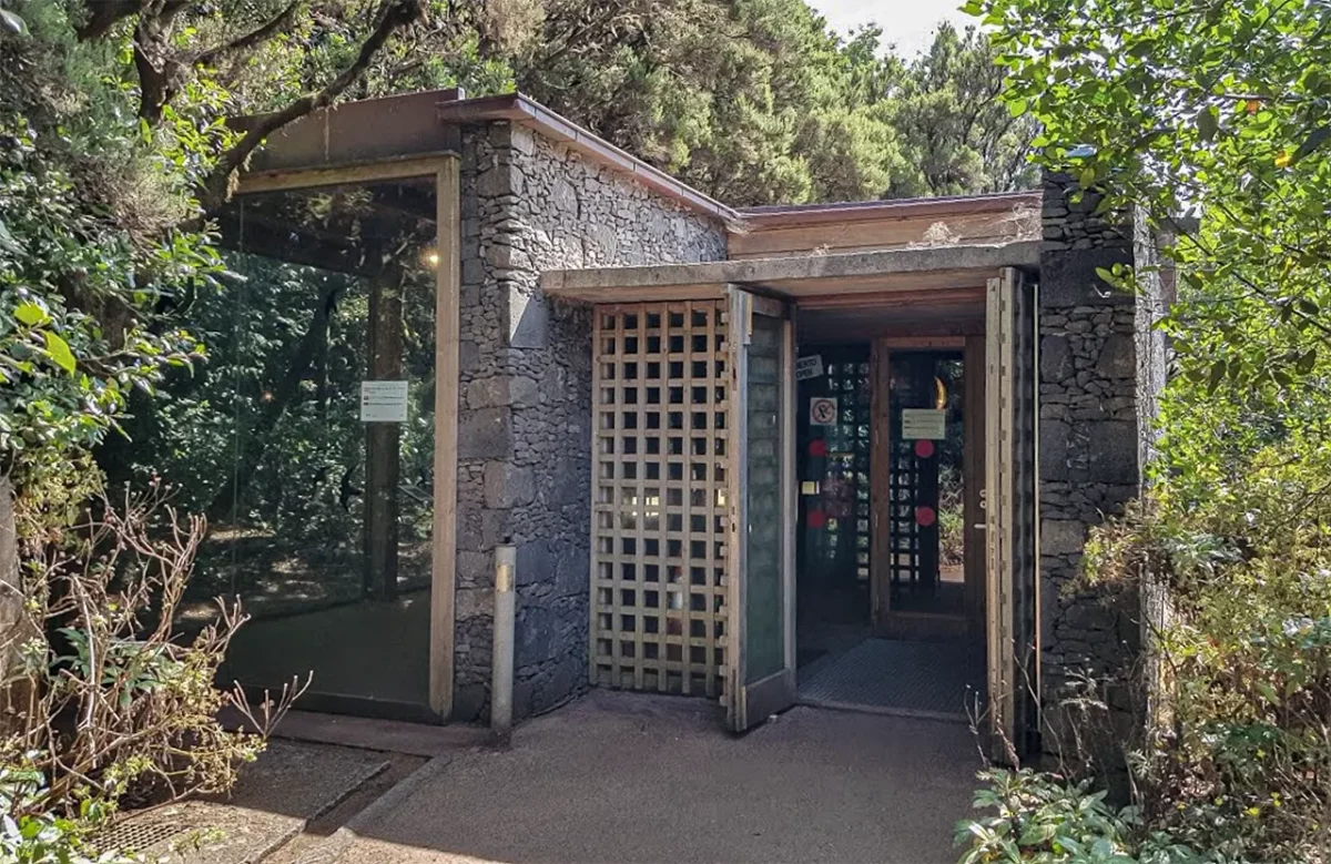 Информационный центр в Ла-Лагуна Гранде в Национальном парке Гарахонай