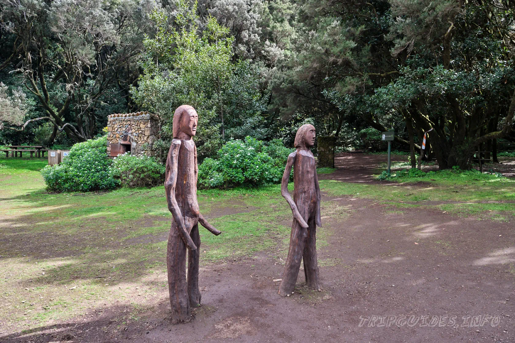 Скульптуры Гара и Хонай в зоне отдыха Ла-Лагуна Гранде на острове Ла-Гомера