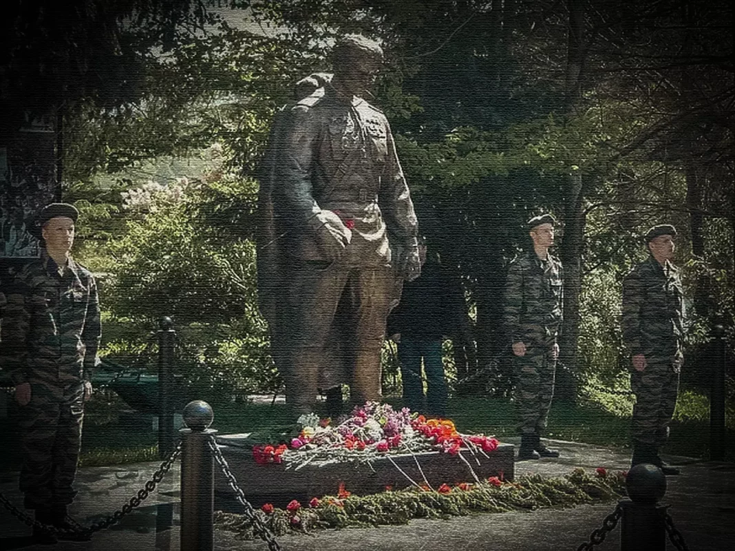 Памятник Бронзовому солдату - Красная Поляна (Сочи)