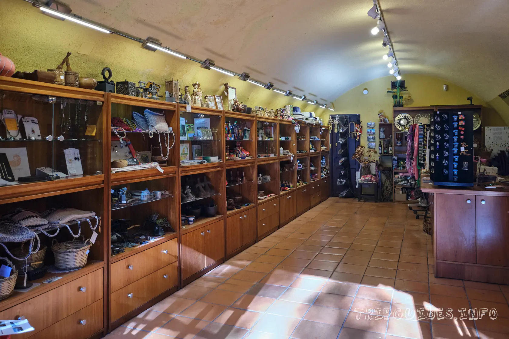 Сувенирный магазин в Juego de Bolas (остров Ла-Гомера)