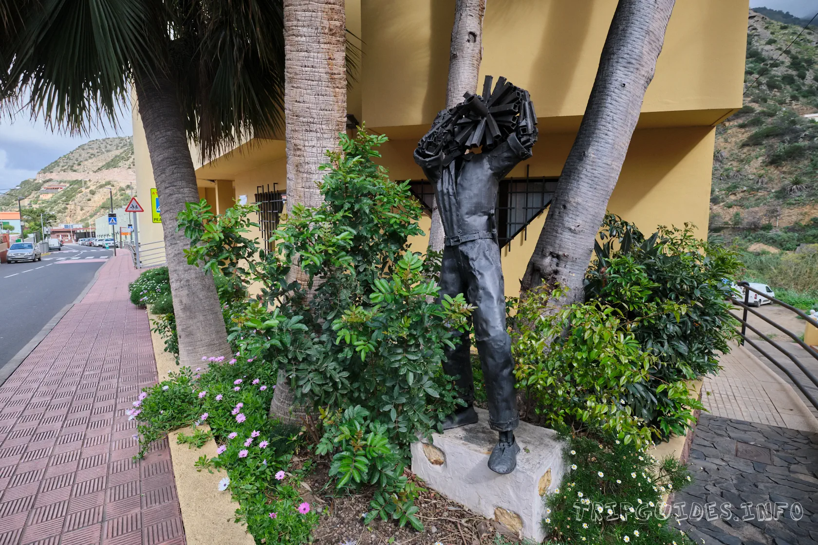 Статуя в Вальеэрмосо (Ла-Гомера)
