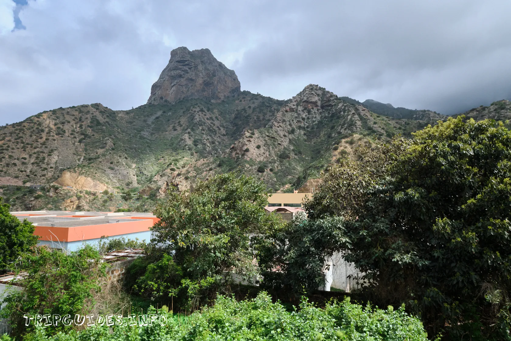 Скала Кано (Roque Cano) в Вальеэрмосо (Ла-Гомера)