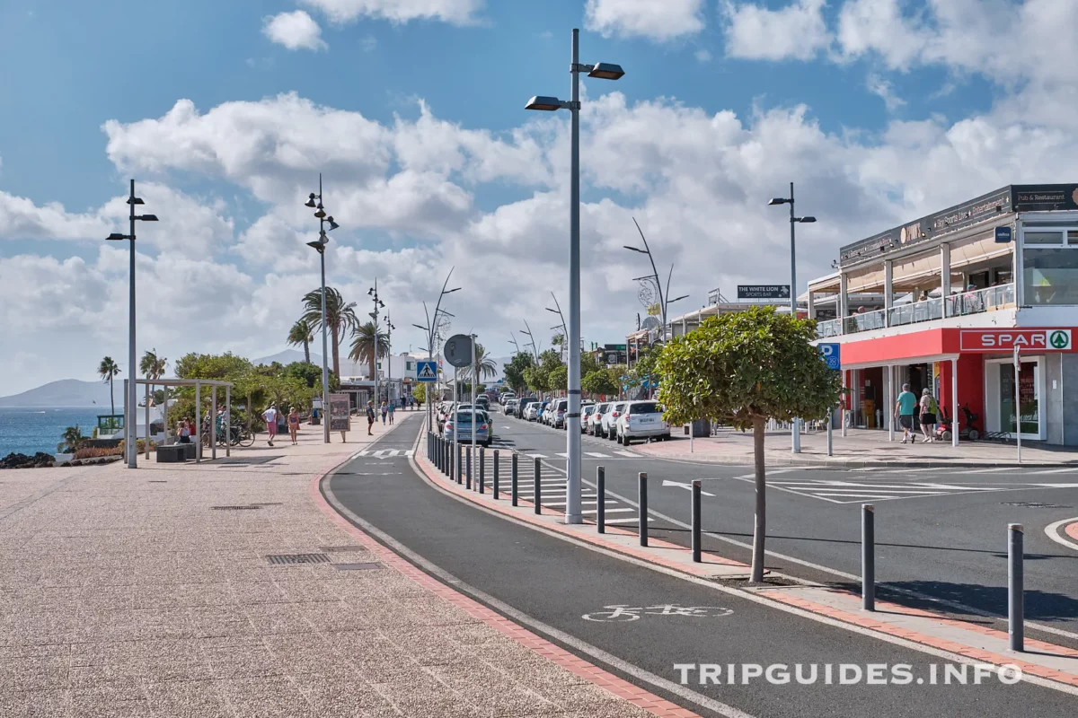 Набережная Avenida de Las Playas в Пуэрто-дель-Кармен на Лансароте