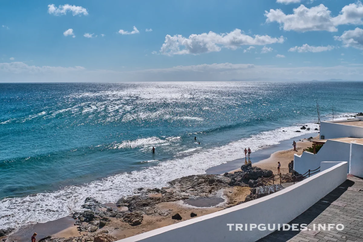 Набережная Avenida de Las Playas в Пуэрто-дель-Кармен на Лансароте