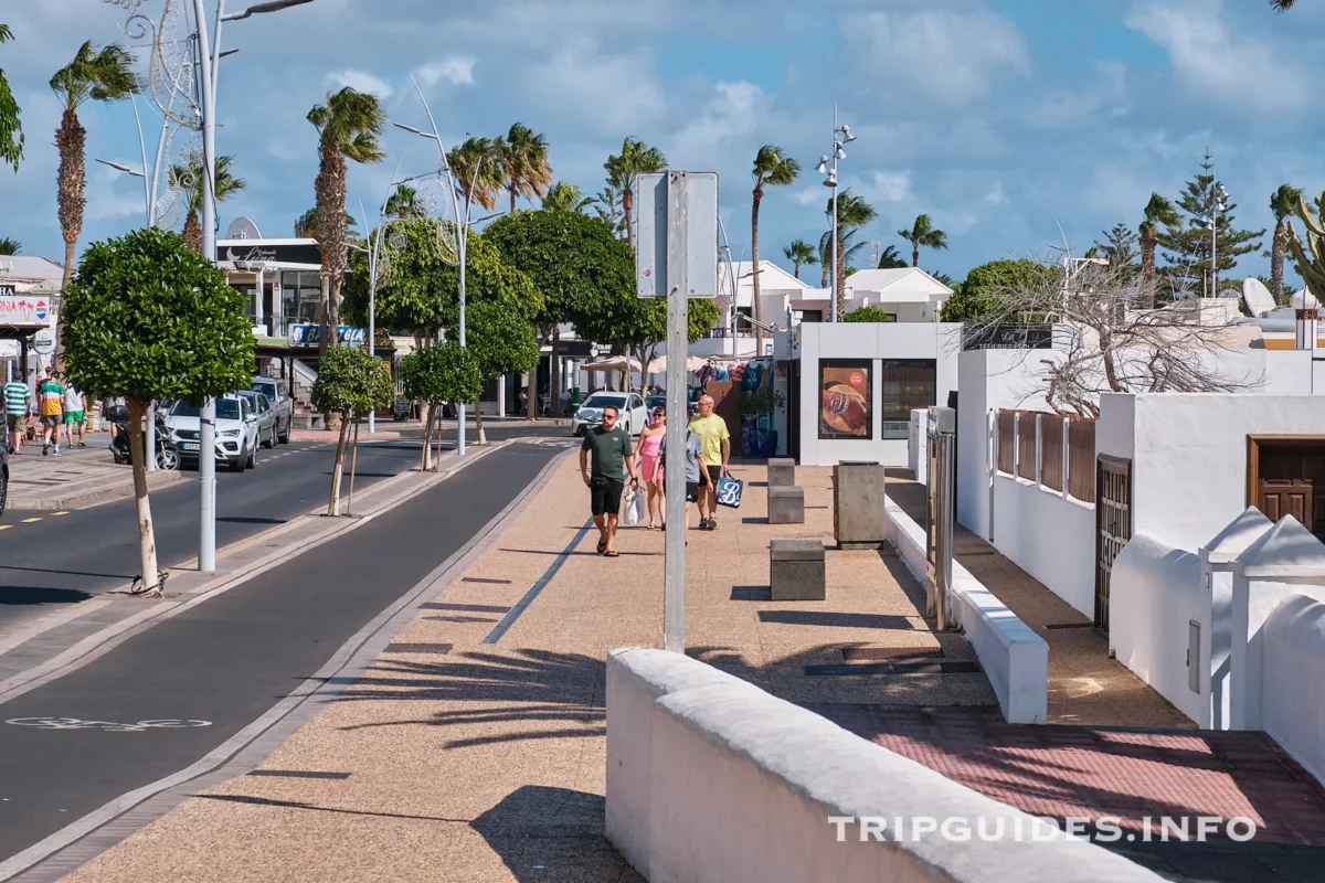 Набережная Avenida de Las Playas в Пуэрто-дель-Кармен на Лансароте