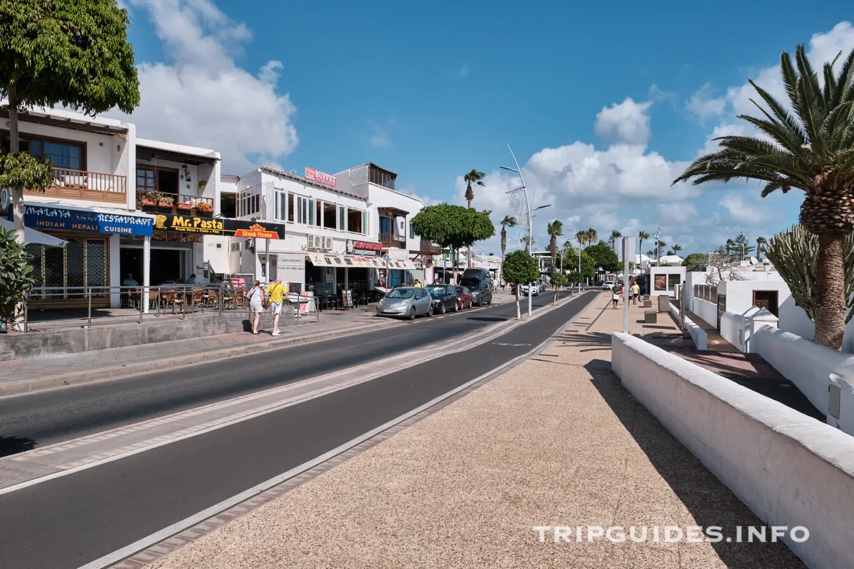 Набережная Avenida de Las Playas в Пуэрто-дель-Кармен на Лансароте