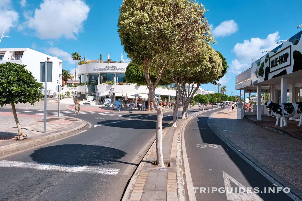 Набережная Avenida de Las Playas в Пуэрто-дель-Кармен на Лансароте