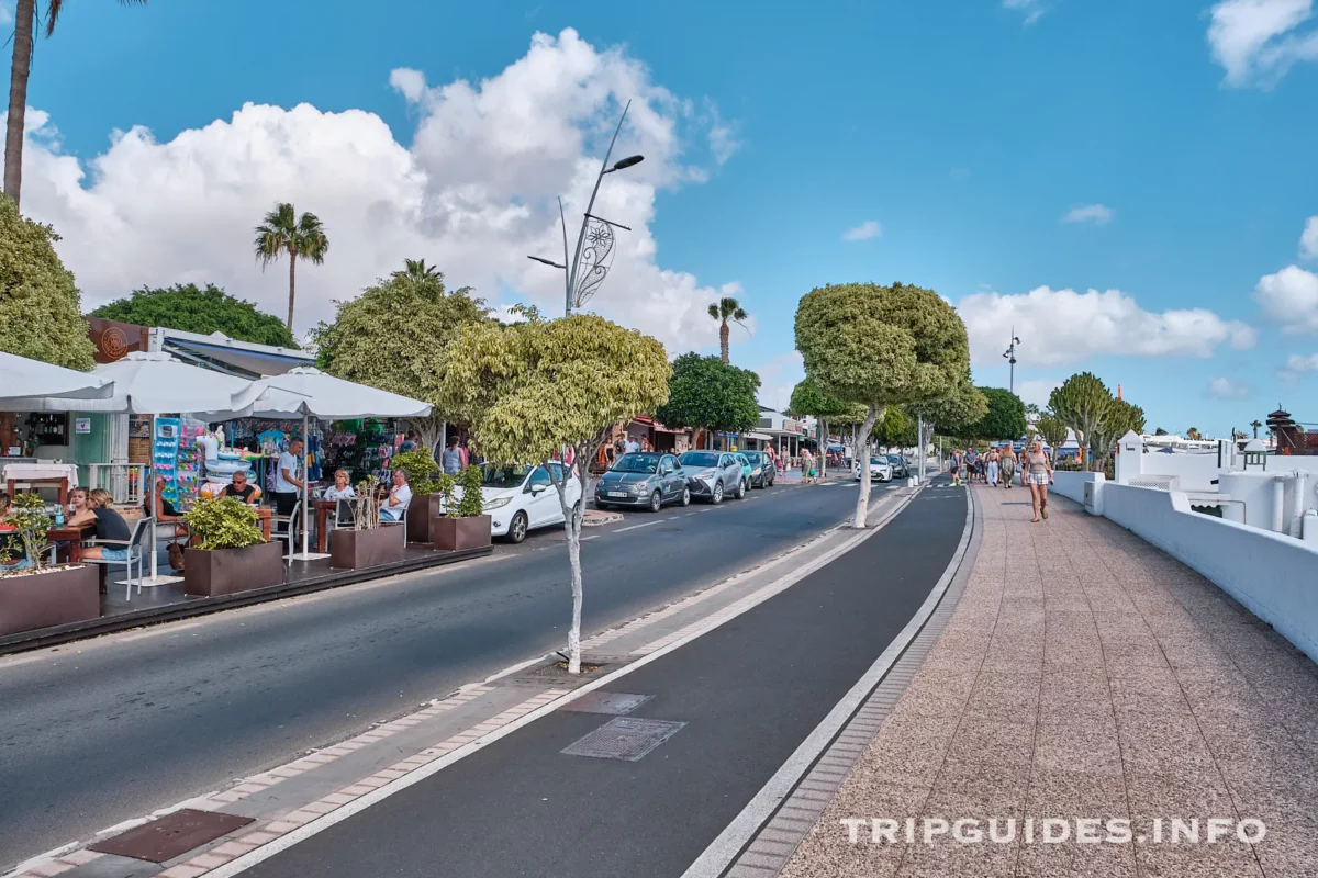 Набережная Avenida de Las Playas в Пуэрто-дель-Кармен на Лансароте