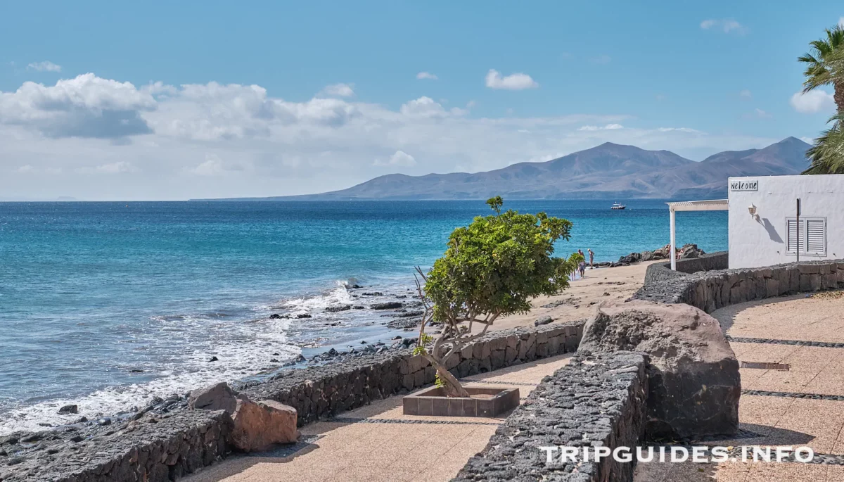 Набережная Avenida de Las Playas в Пуэрто-дель-Кармен на Лансароте