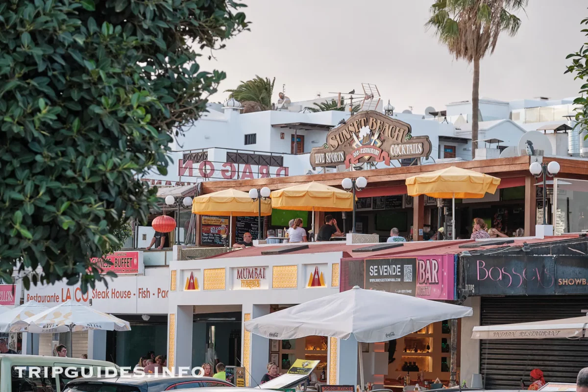 Набережная Avenida de Las Playas в Пуэрто-дель-Кармен на Лансароте