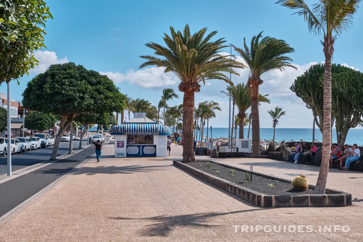 Набережная Avenida de Las Playas в Пуэрто-дель-Кармен на Лансароте