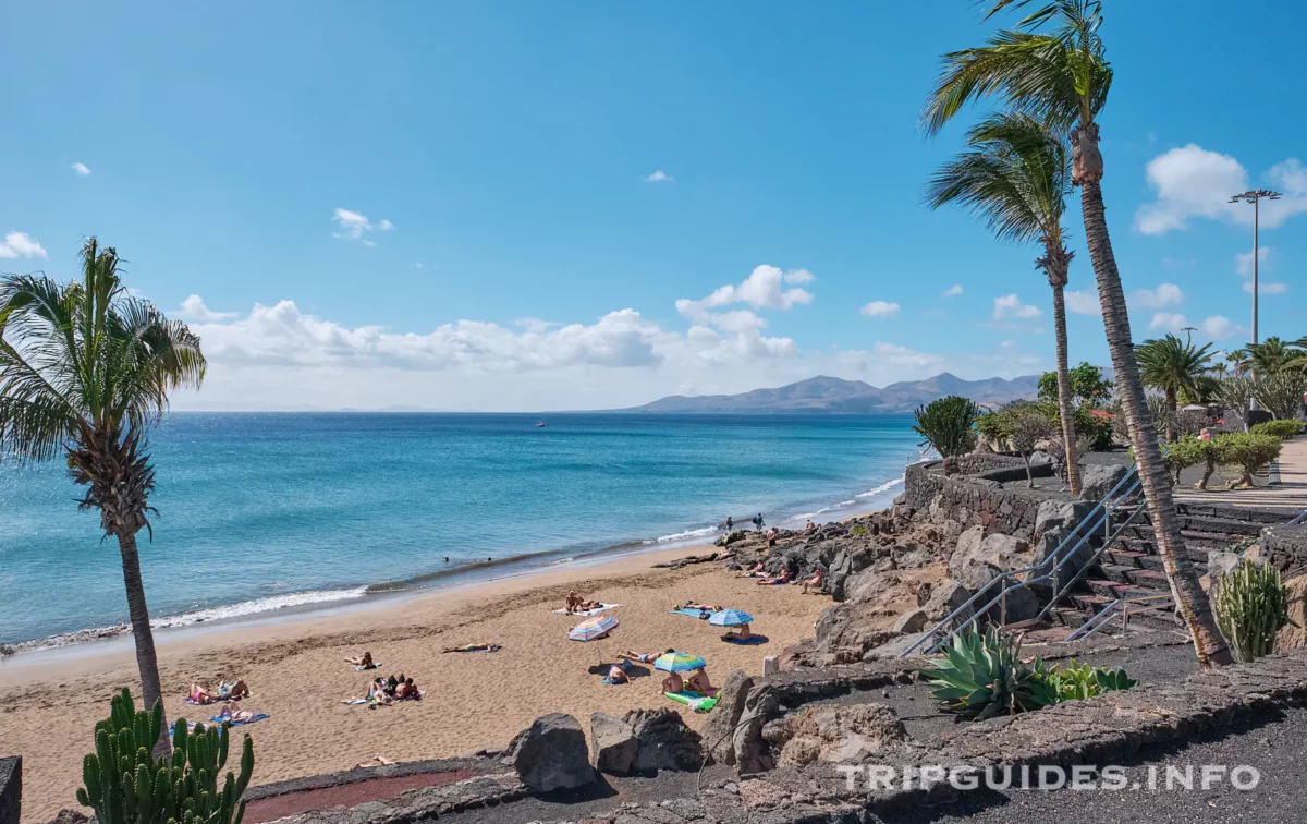 Набережная Avenida de Las Playas в Пуэрто-дель-Кармен на Лансароте