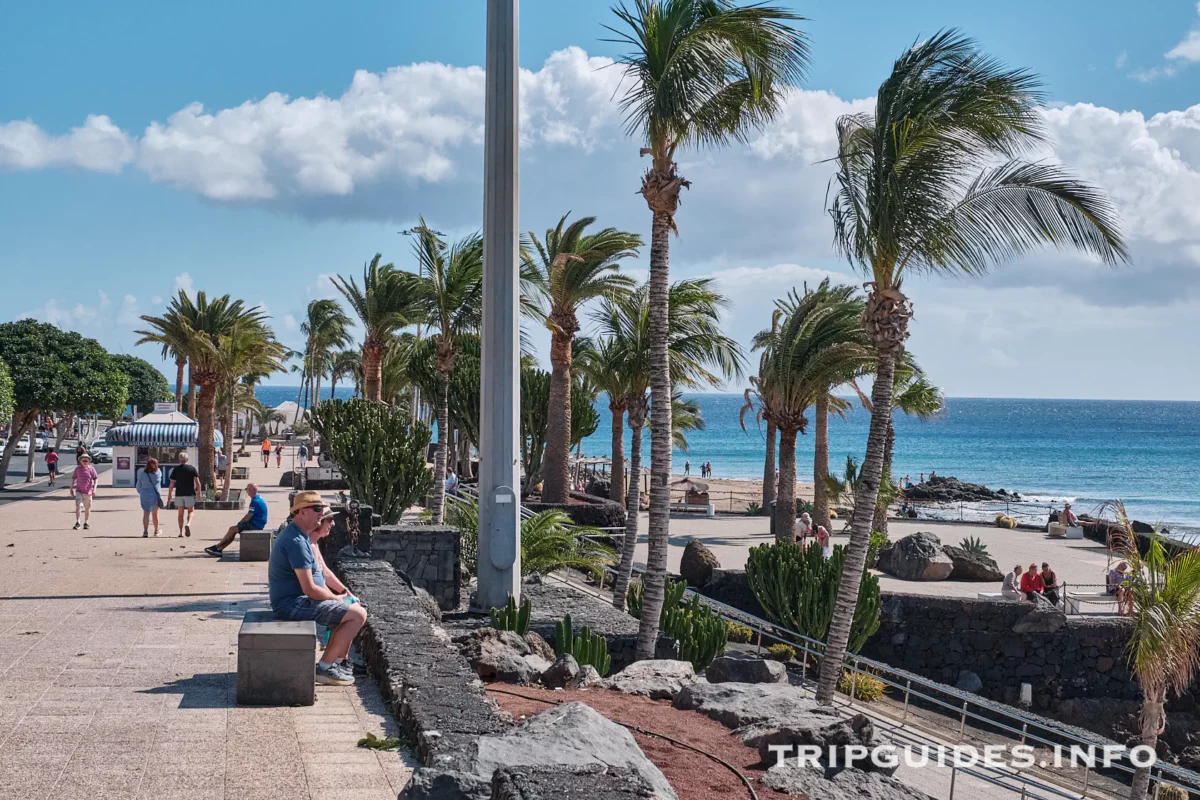 Набережная Avenida de Las Playas в Пуэрто-дель-Кармен на Лансароте