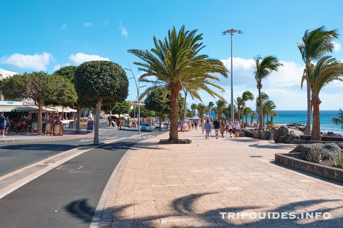 Набережная Avenida de Las Playas в Пуэрто-дель-Кармен на Лансароте