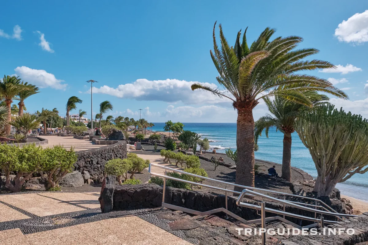 Набережная Avenida de Las Playas в Пуэрто-дель-Кармен на Лансароте