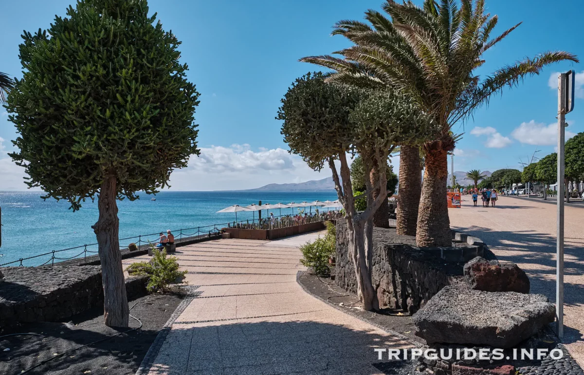 Набережная Avenida de Las Playas в Пуэрто-дель-Кармен на Лансароте