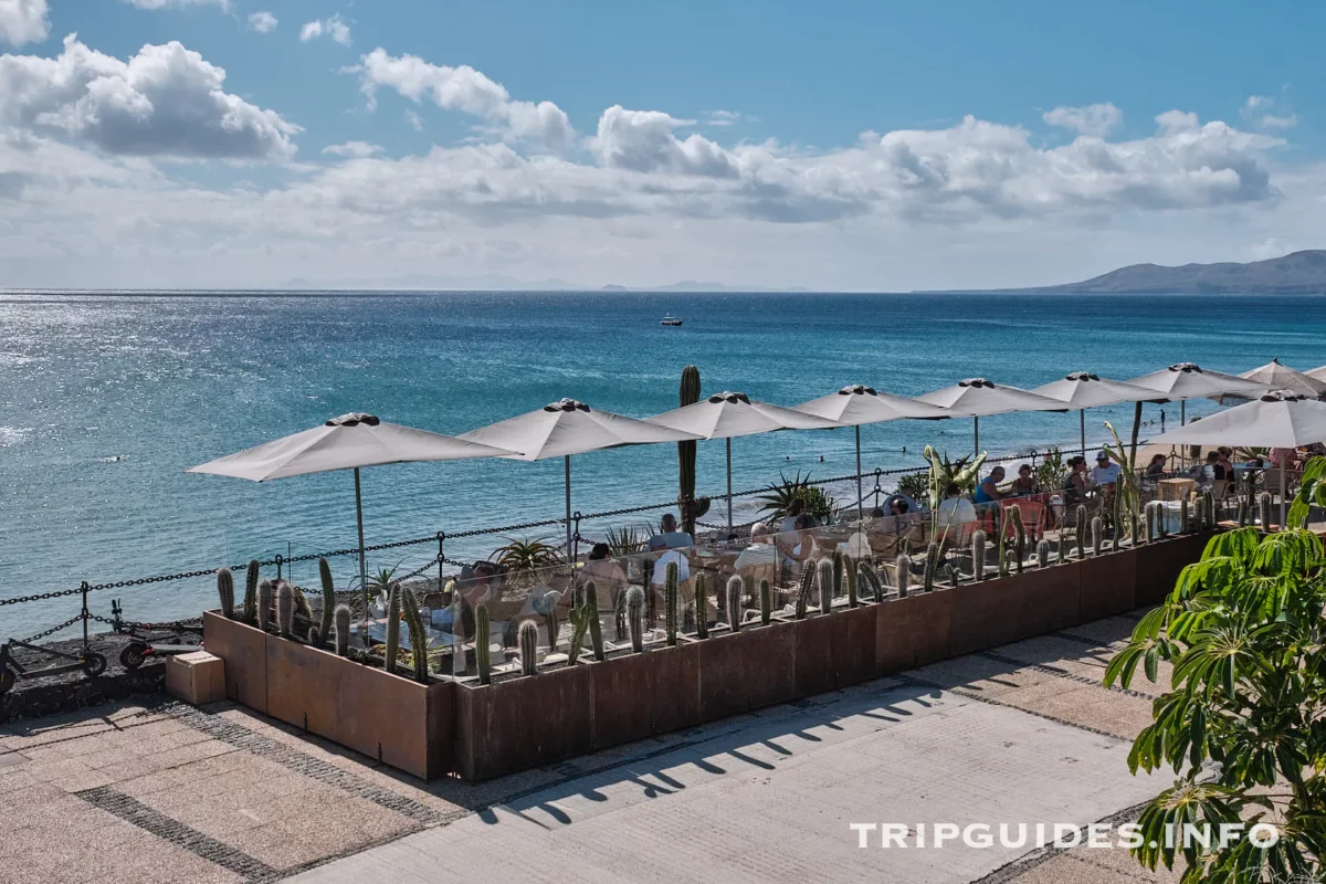 Набережная Avenida de Las Playas в Пуэрто-дель-Кармен на Лансароте