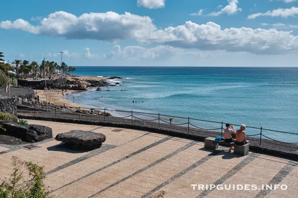 Набережная Avenida de Las Playas в Пуэрто-дель-Кармен на Лансароте