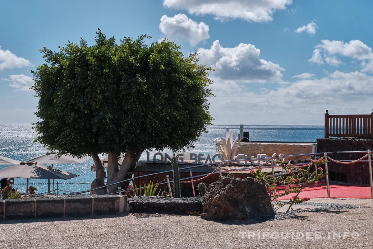 Набережная Avenida de Las Playas в Пуэрто-дель-Кармен на Лансароте