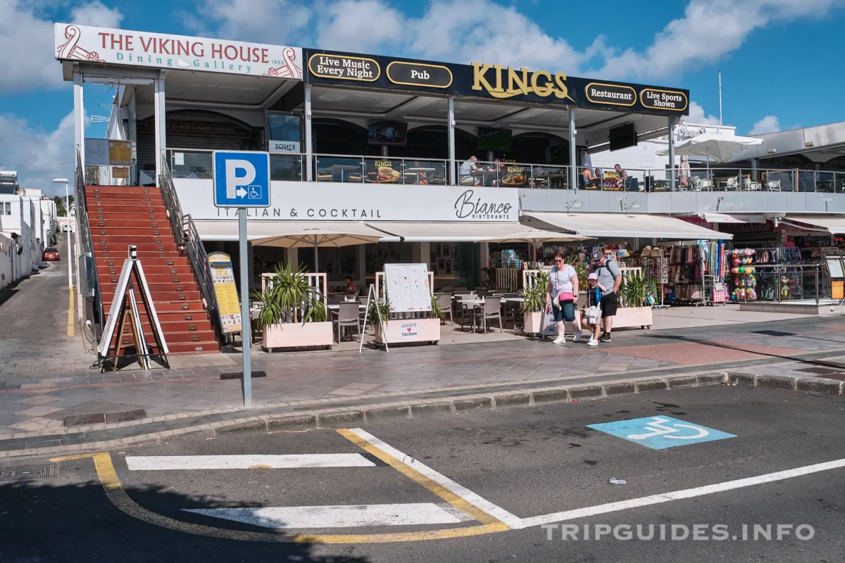 Набережная Avenida de Las Playas в Пуэрто-дель-Кармен на Лансароте