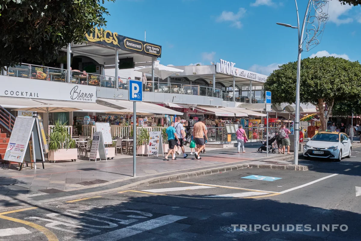 Набережная Avenida de Las Playas в Пуэрто-дель-Кармен на Лансароте