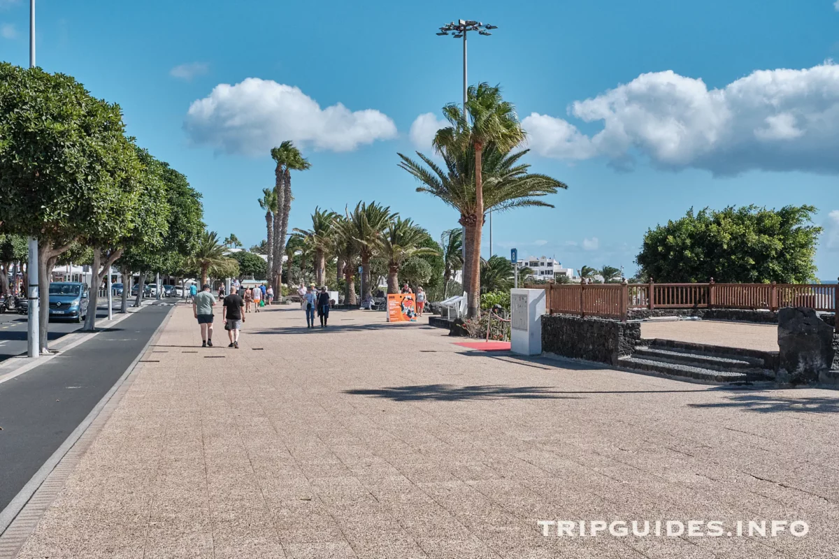 Набережная Avenida de Las Playas в Пуэрто-дель-Кармен на Лансароте