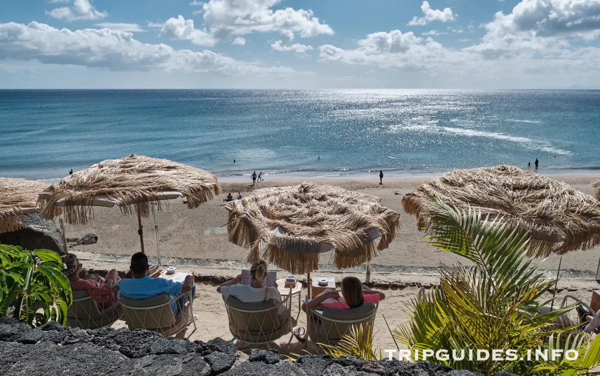 Набережная Avenida de Las Playas в Пуэрто-дель-Кармен на Лансароте