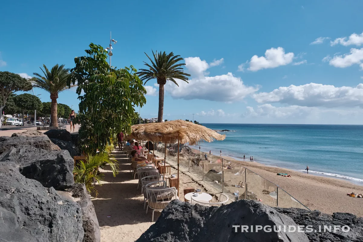 Набережная Avenida de Las Playas в Пуэрто-дель-Кармен на Лансароте