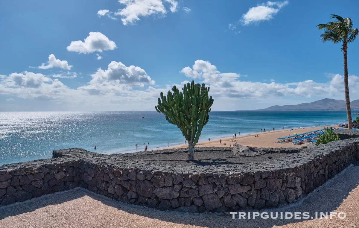 Набережная Avenida de Las Playas в Пуэрто-дель-Кармен на Лансароте