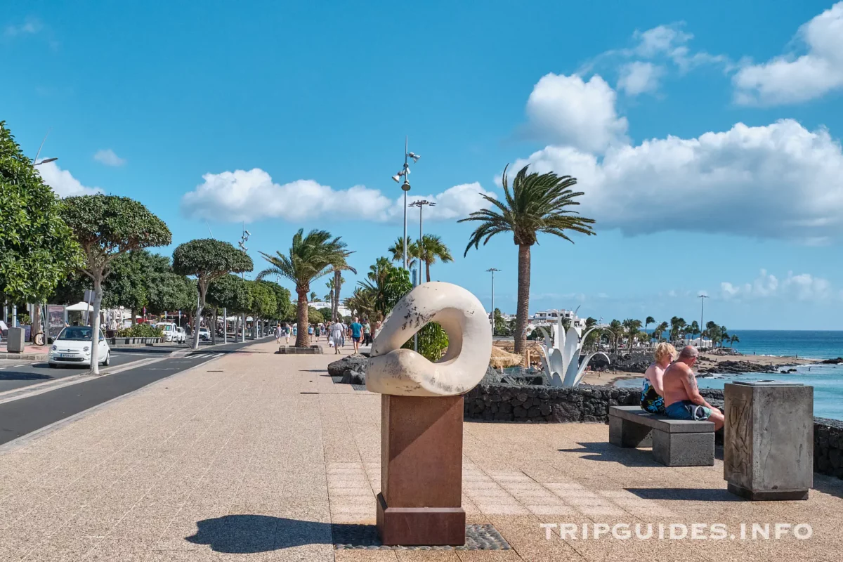 Набережная Avenida de Las Playas в Пуэрто-дель-Кармен на Лансароте