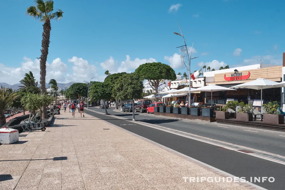 Набережная Avenida de Las Playas в Пуэрто-дель-Кармен на Лансароте