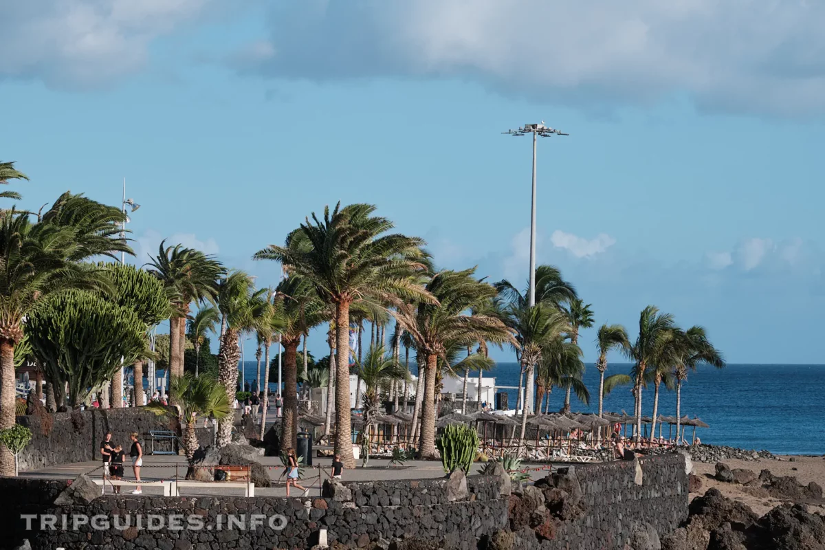 Набережная Avenida de Las Playas в Пуэрто-дель-Кармен на Лансароте