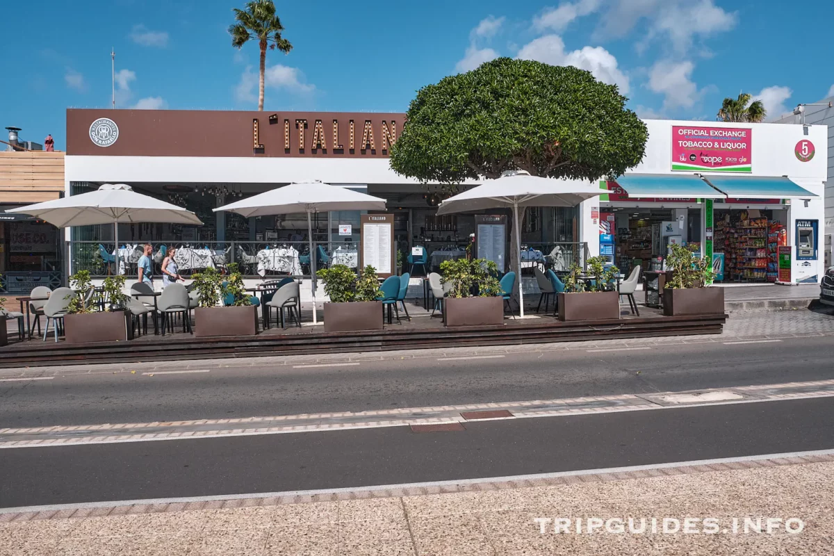 Набережная Avenida de Las Playas в Пуэрто-дель-Кармен на Лансароте