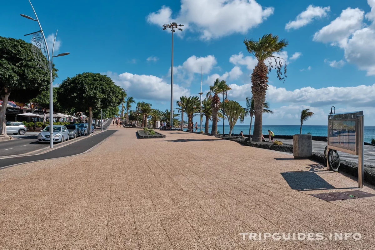 Набережная Avenida de Las Playas в Пуэрто-дель-Кармен на Лансароте