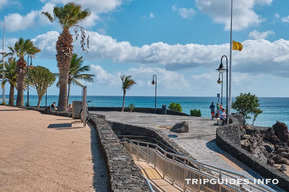 Набережная Avenida de Las Playas в Пуэрто-дель-Кармен на Лансароте