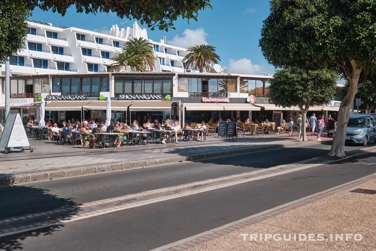 Набережная Avenida de Las Playas в Пуэрто-дель-Кармен на Лансароте