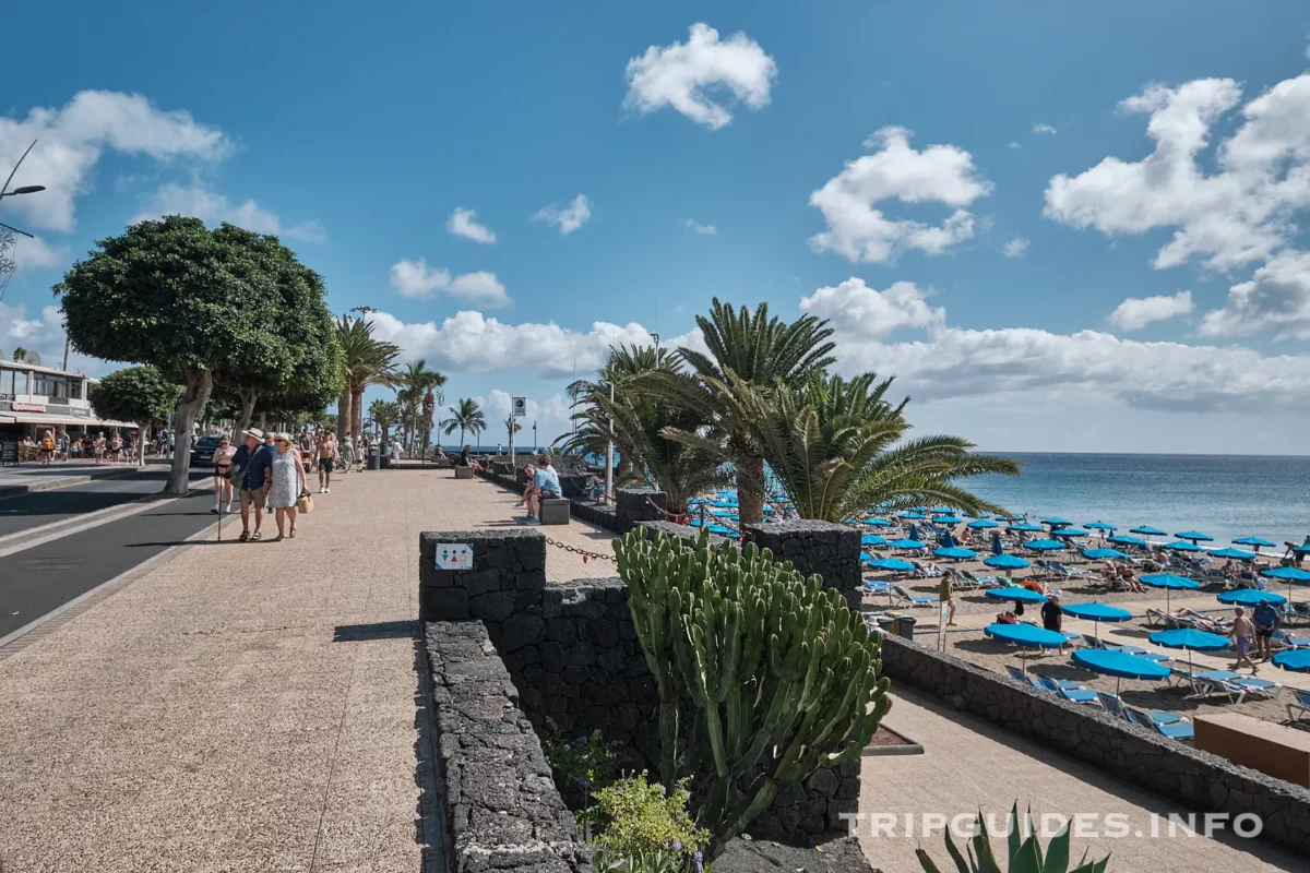 Набережная Avenida de Las Playas в Пуэрто-дель-Кармен на Лансароте