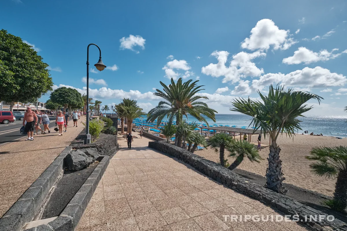 Набережная Avenida de Las Playas в Пуэрто-дель-Кармен на Лансароте