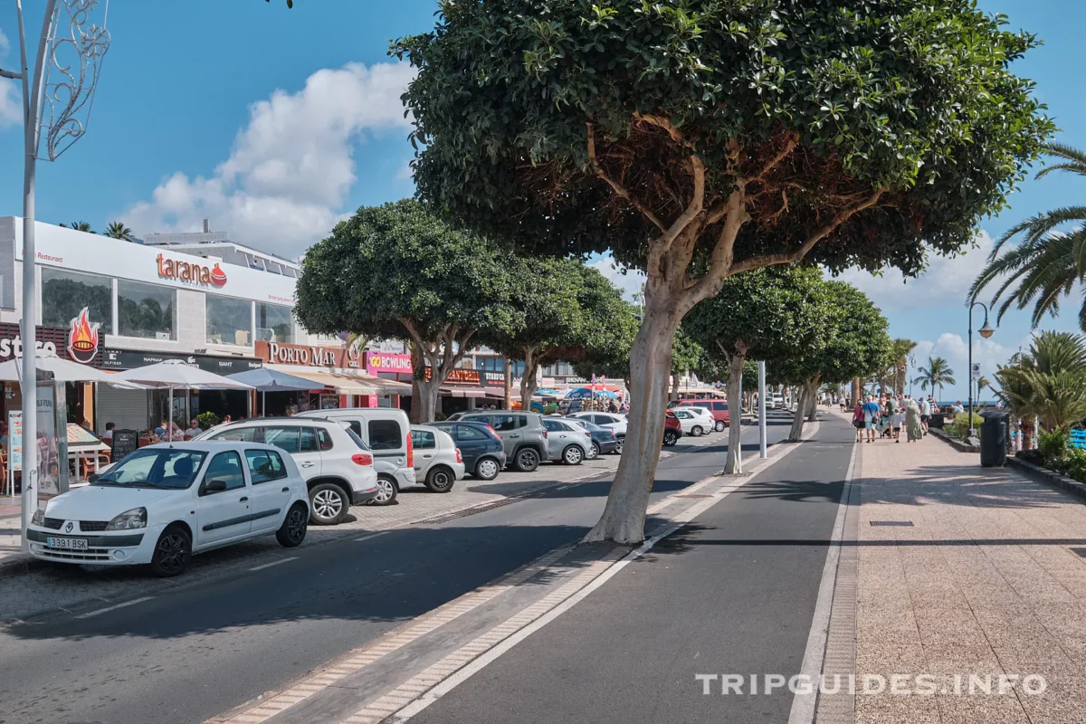 Набережная Avenida de Las Playas в Пуэрто-дель-Кармен на Лансароте