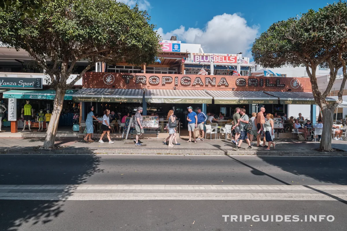 Набережная Avenida de Las Playas в Пуэрто-дель-Кармен на Лансароте