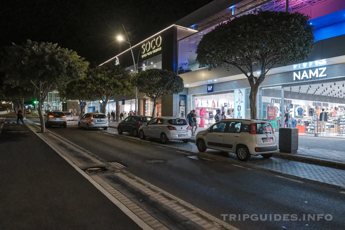 Набережная Avenida de Las Playas в Пуэрто-дель-Кармен на Лансароте