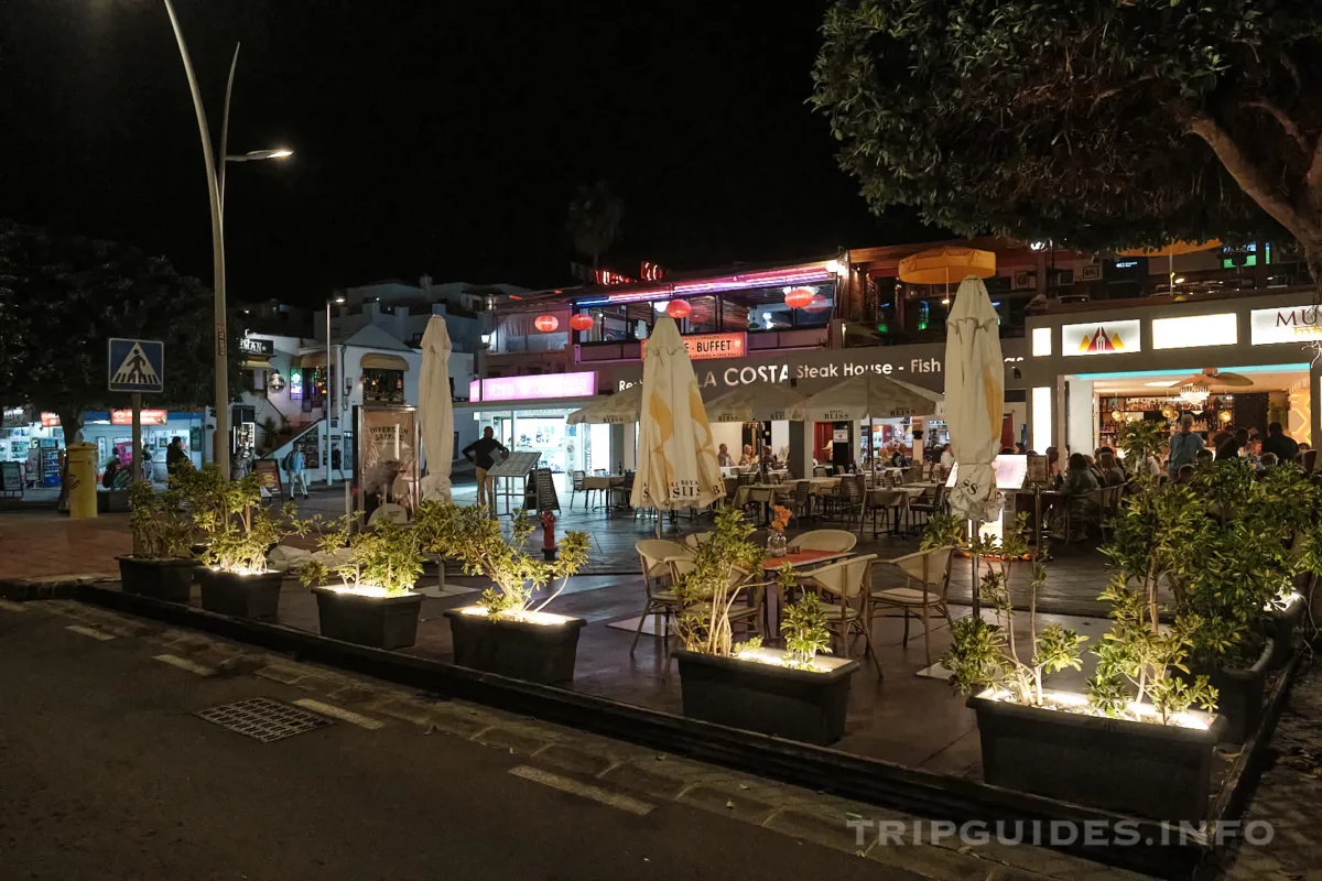 Набережная Avenida de Las Playas в Пуэрто-дель-Кармен на Лансароте