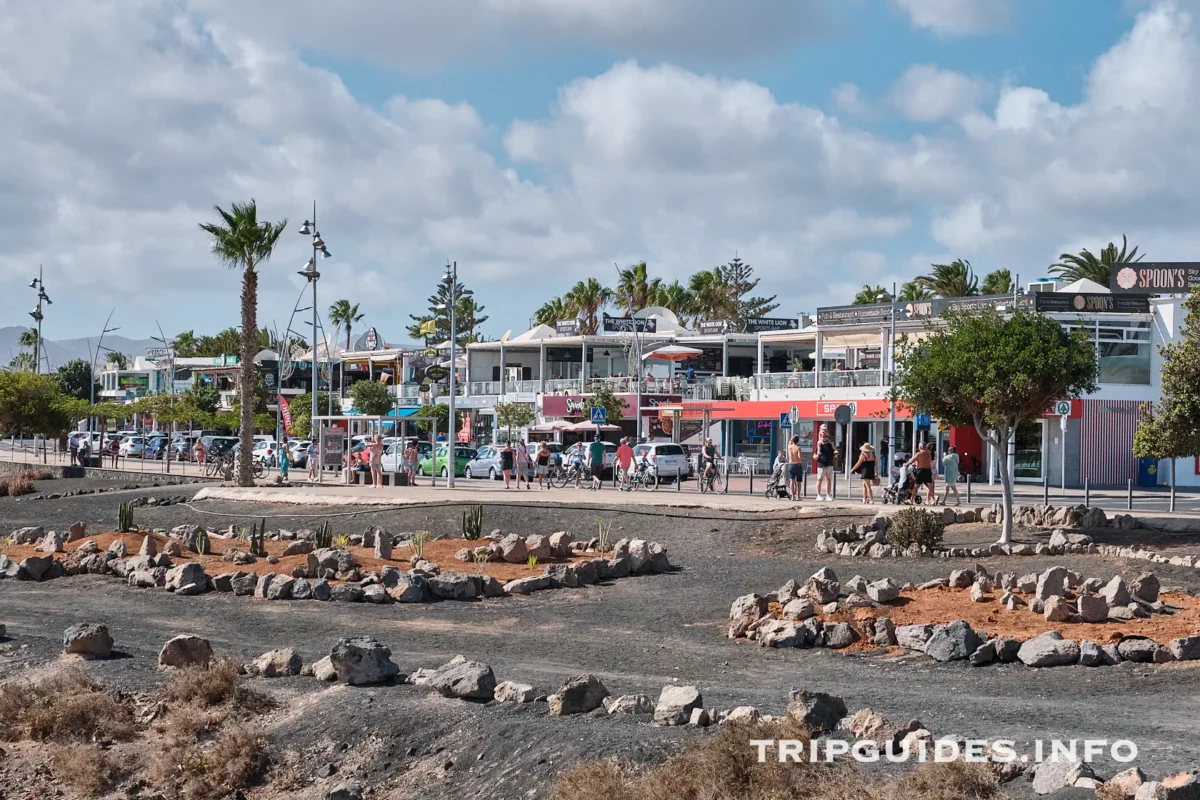 Набережная Avenida de Las Playas в Пуэрто-дель-Кармен на Лансароте