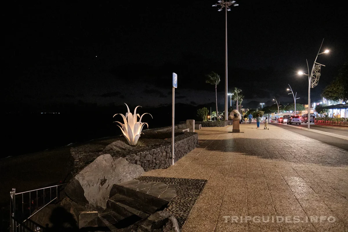 Набережная Avenida de Las Playas в Пуэрто-дель-Кармен на Лансароте