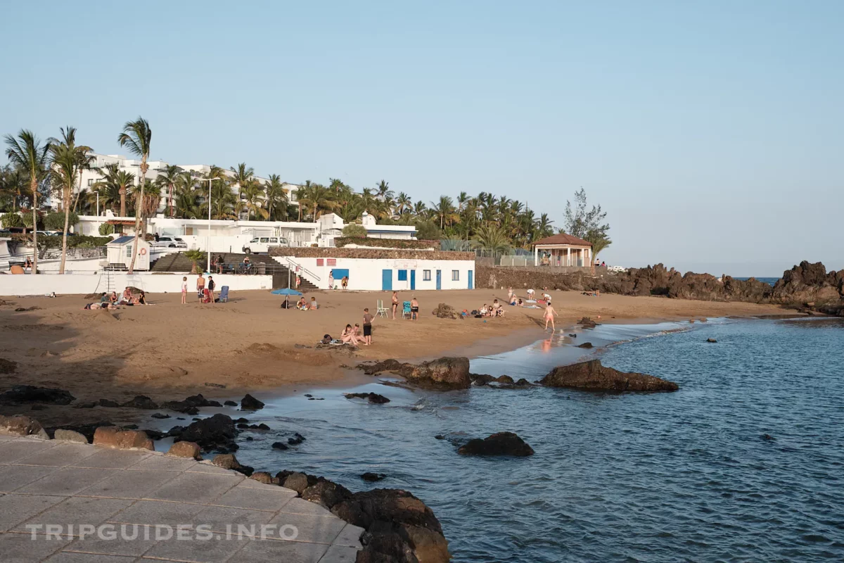 Пляж Плайя-Чика (Playa Chica) в Пуэрто-дель-Кармен на Лансароте