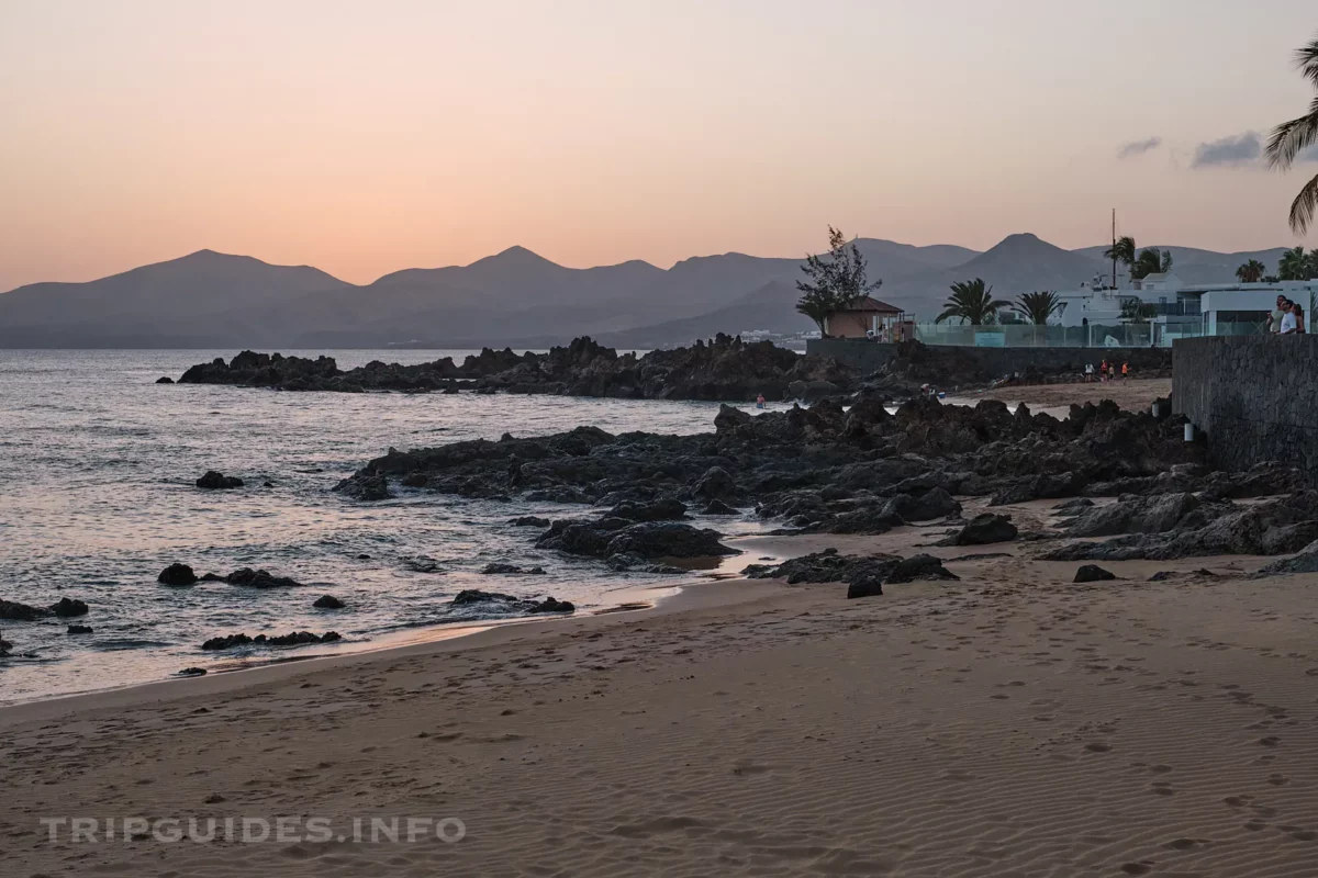 Пляж Плайя-Чика (Playa Chica) в Пуэрто-дель-Кармен на Лансароте