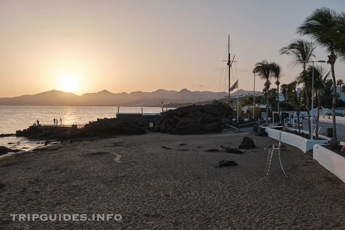 Пляж Плайя-Чика (Playa Chica) в Пуэрто-дель-Кармен на Лансароте