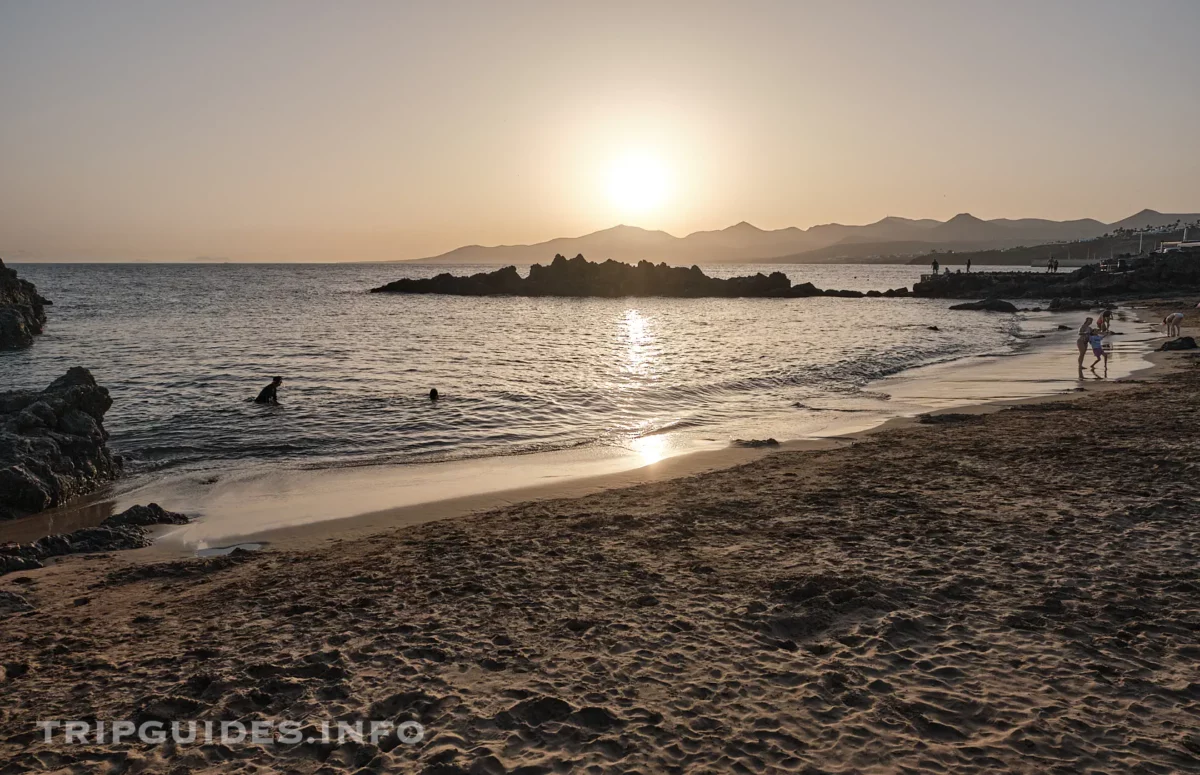 Пляж Плайя-Чика (Playa Chica) в Пуэрто-дель-Кармен на Лансароте