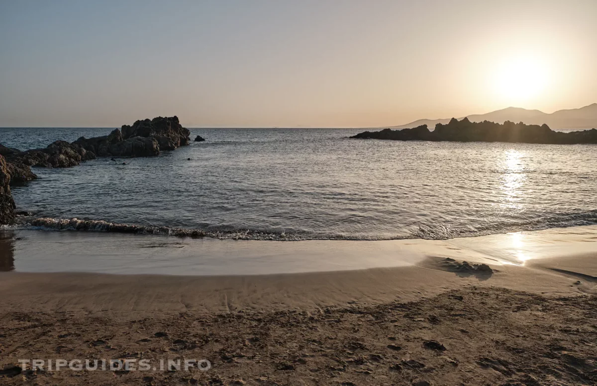 Пляж Плайя-Чика (Playa Chica) в Пуэрто-дель-Кармен на Лансароте