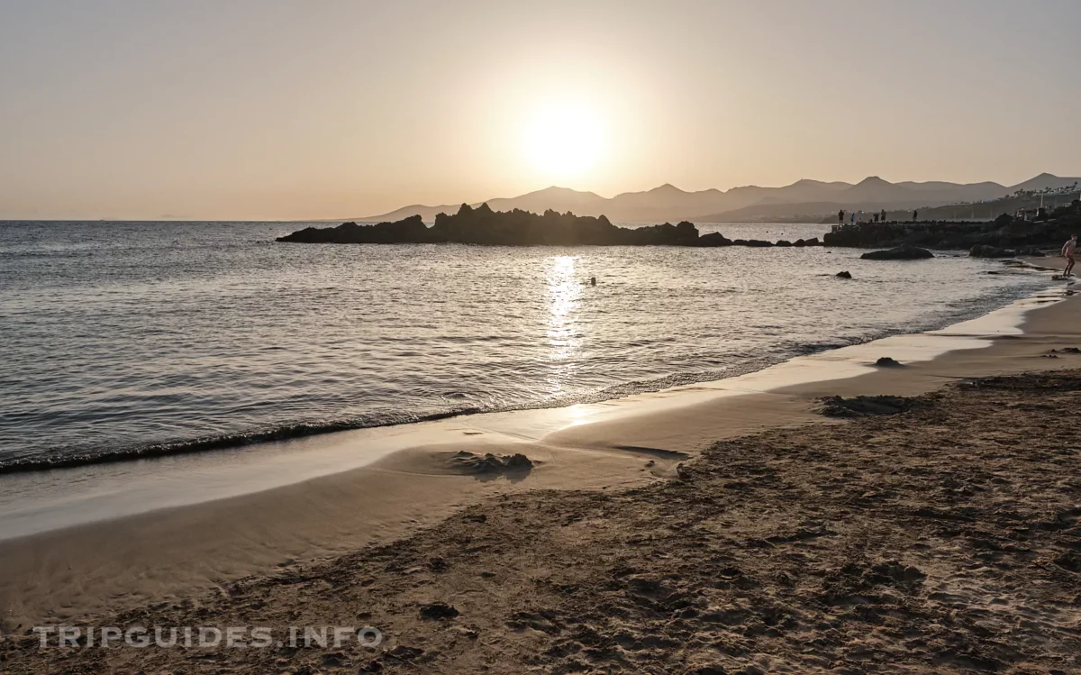 Пляж Плайя-Чика (Playa Chica) в Пуэрто-дель-Кармен на Лансароте